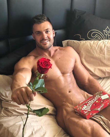 Голые мужчины с цветами