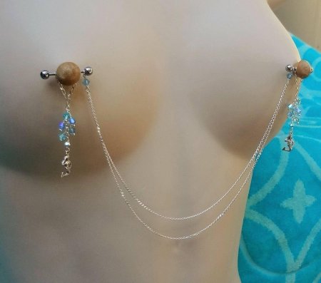 Пирсинг сосков с цепочкой