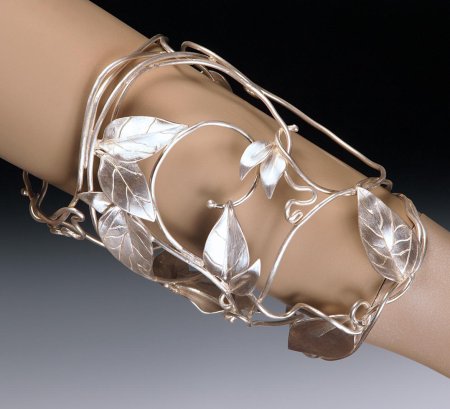 Браслет с листиками