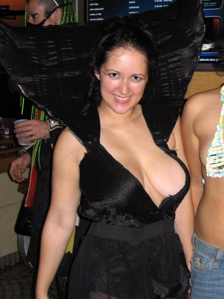 Засветила большие сиськи