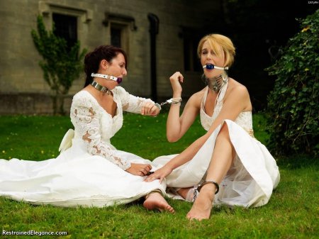 Связанные девушки в свадебных платьях