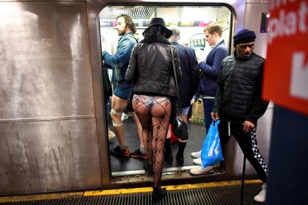 No pants subway ride москва