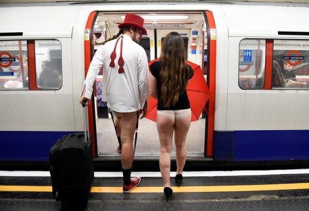 No pants subway ride москва