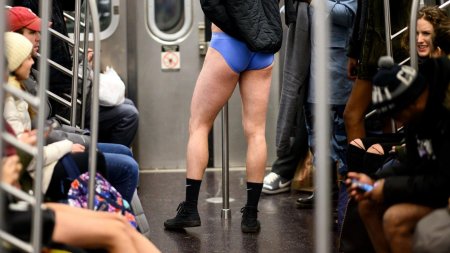 No pants subway ride москва