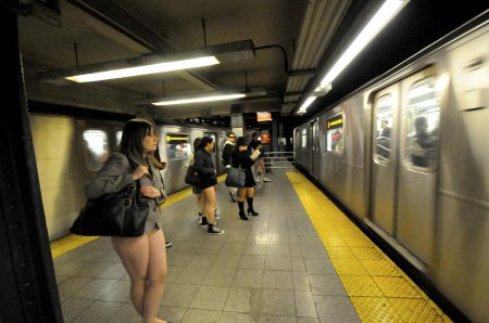 No pants subway ride москва