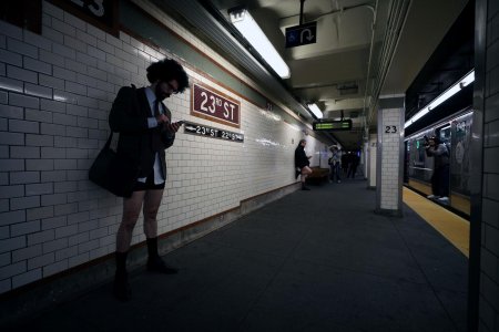No pants subway ride москва