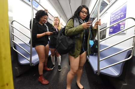 No pants subway ride москва
