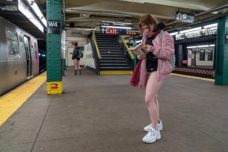 No pants subway ride