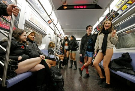 No pants subway ride москва