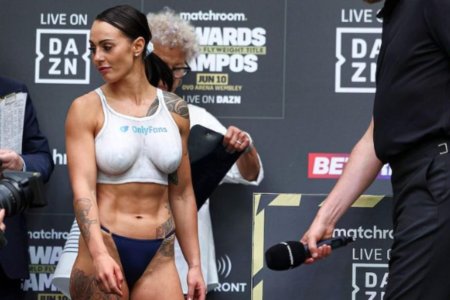 Джонсон топлесс на взвешивании