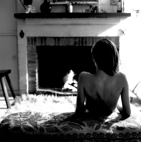 Девушка у камина