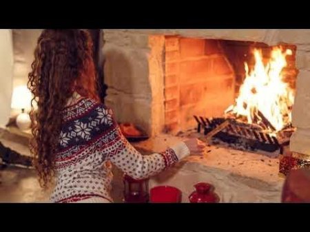 Девушка возле камина