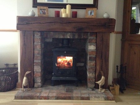 Камин с деревянной полкой