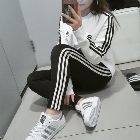 Девушки в адидасе