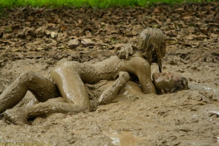 Голая девушка в грязи