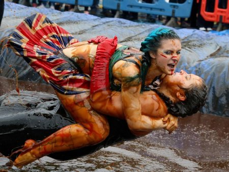 Женская борьба в грязи