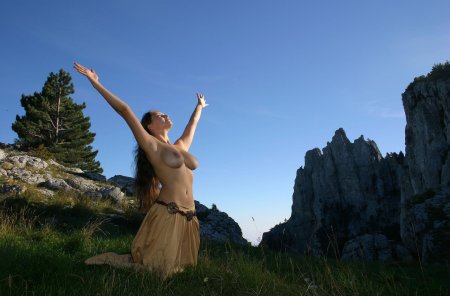 Голые девушки в горах