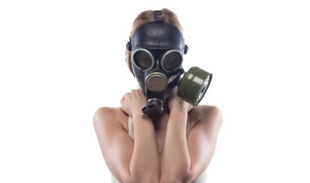 Девушка в противогазе