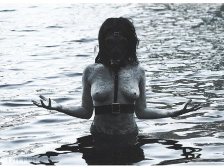 Голые девки в противогазе