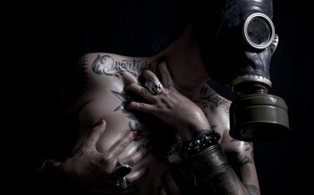 Девушка в противогазе