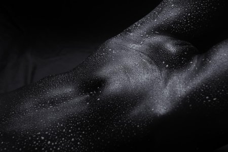 Женская грудь в каплях воды