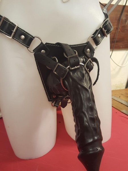 Девушка с огромным страпоном