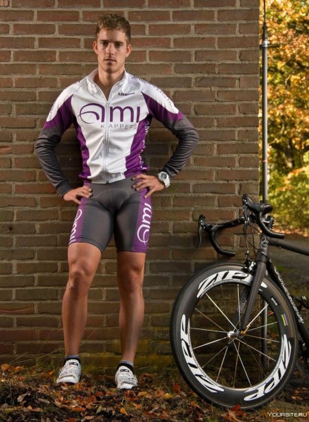 Парень в велосипедках