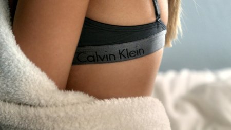 Девушка в трусах кельвин кляйн