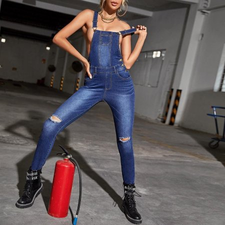 Рваный джинсовый комбинезон