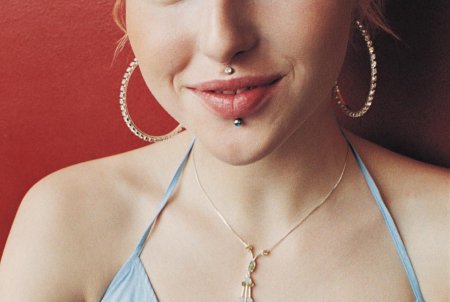 Пирсинг под нижней губой