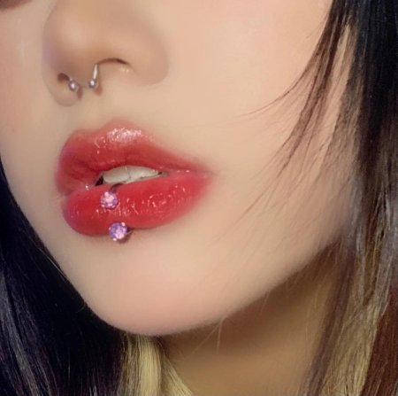 Пирсинг над губой у девушек