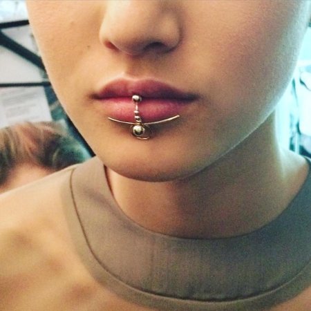 Пирсинг нижней губы