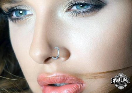 Пирсинг носа кольцо