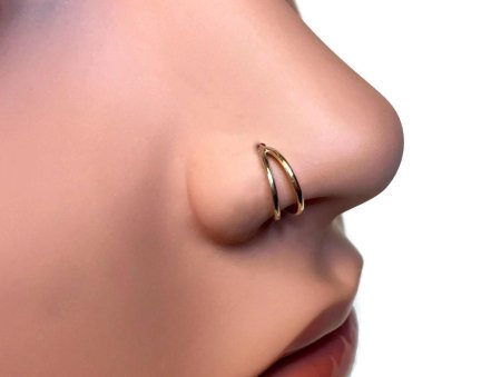 Пирсинг носа кольцо сбоку