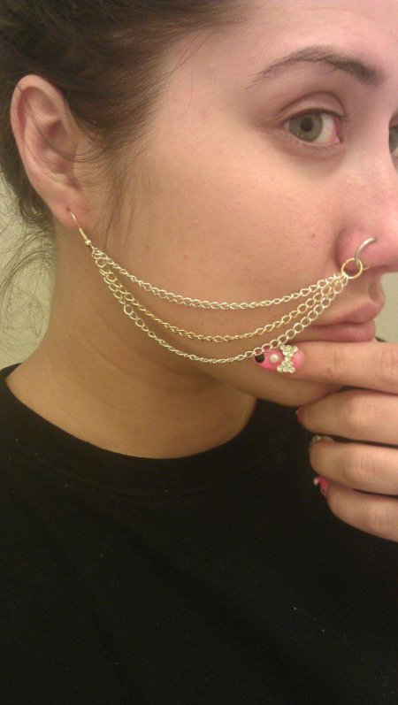 Пирсинг носа с цепочкой