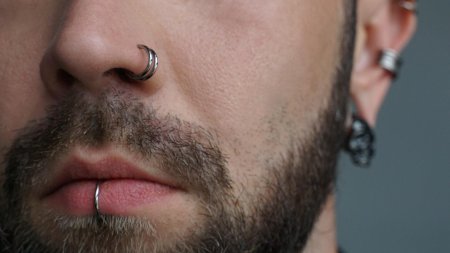 Пирсинг носа мужской