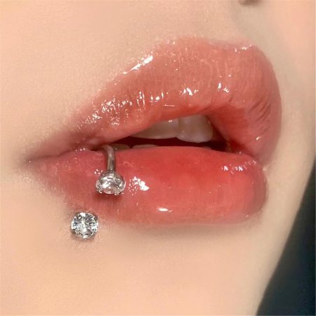 Прокол губы лабрет