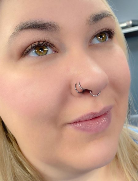 Пирсинг носа кольцо