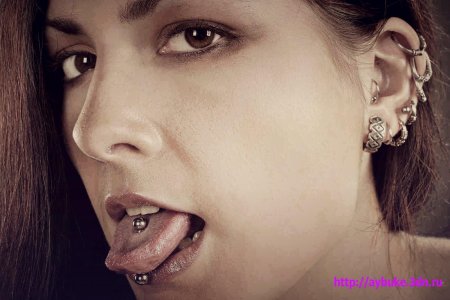 Красивые девушки с проколотым языком