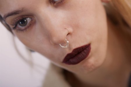 Девушка с кольцом в носу