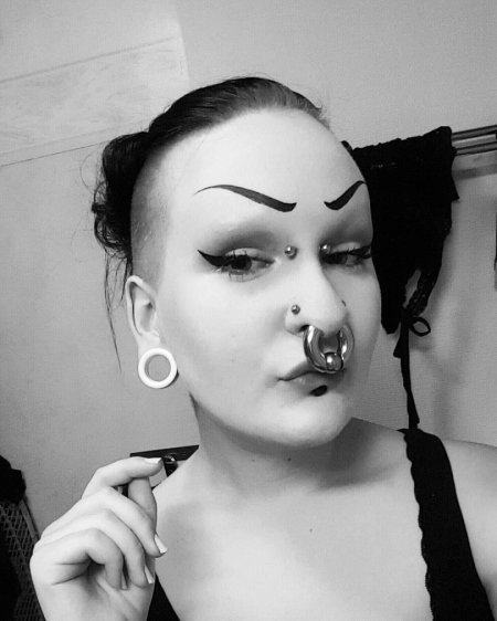 Девушки с пирсингом в носу