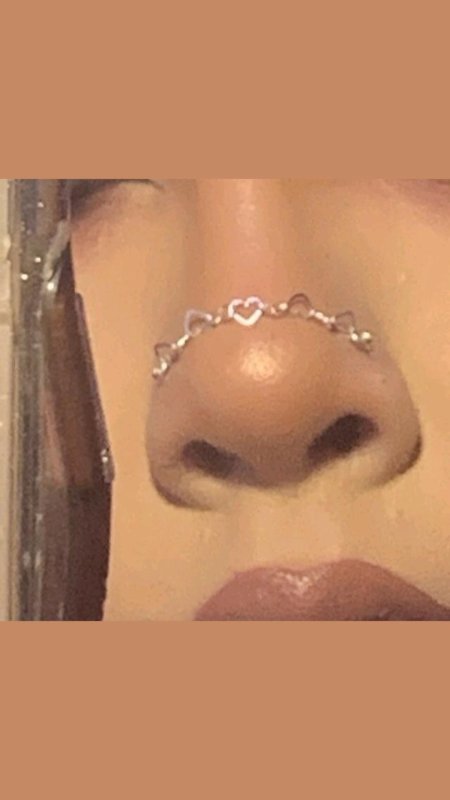 Двойной пирсинг носа