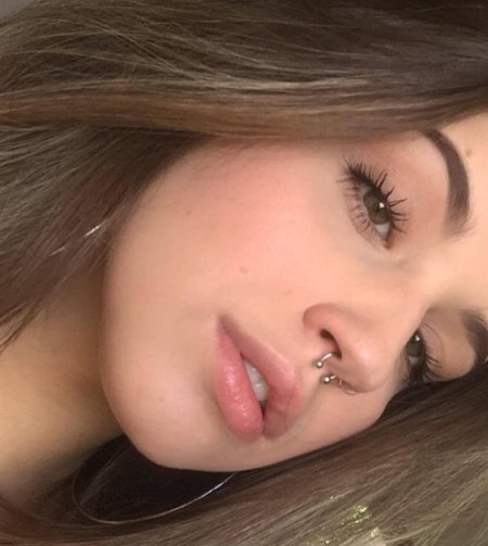 Девушки с пирсингом в носу