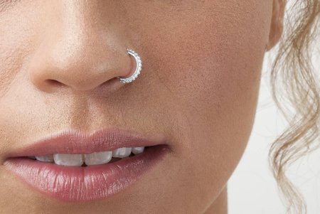 Пирсинг крыла носа кольцо
