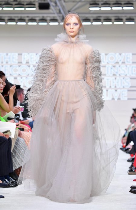 Прозрачные платья на подиуме