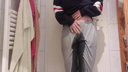 Девушки писают в штаны