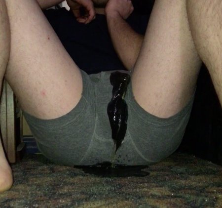 Писает в штаны