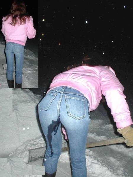 Девушка описалась в джинсах