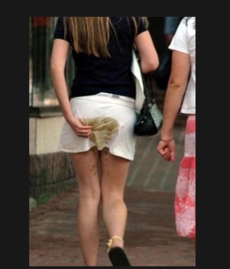 Девушка обкакалась на улице