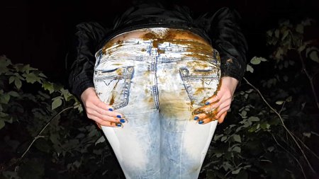 Девушка в порванных трусах